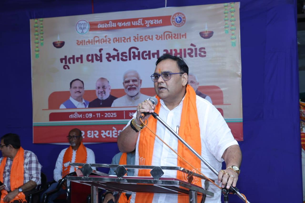 તા.૦૯-૧૧-૨૦૨૫ ના રોજ સુરત જિલ્લાના બારડોલી નગર ભા.જ.પા આયોજીત અનુક્રમે વોર્ડ ૫-૭-૮-૯ નુતન વર્ષ સ્નેહમિલન સમારોહમાં હાજરી આપી આત્મનિર્ભર ભારત સંકલ્પ અભિયાન અંતર્ગત હર ઘર સ્વદેશી ઘર ઘર સ્વદેશી વિશે વિસ્તૃત માહિતી આપી.